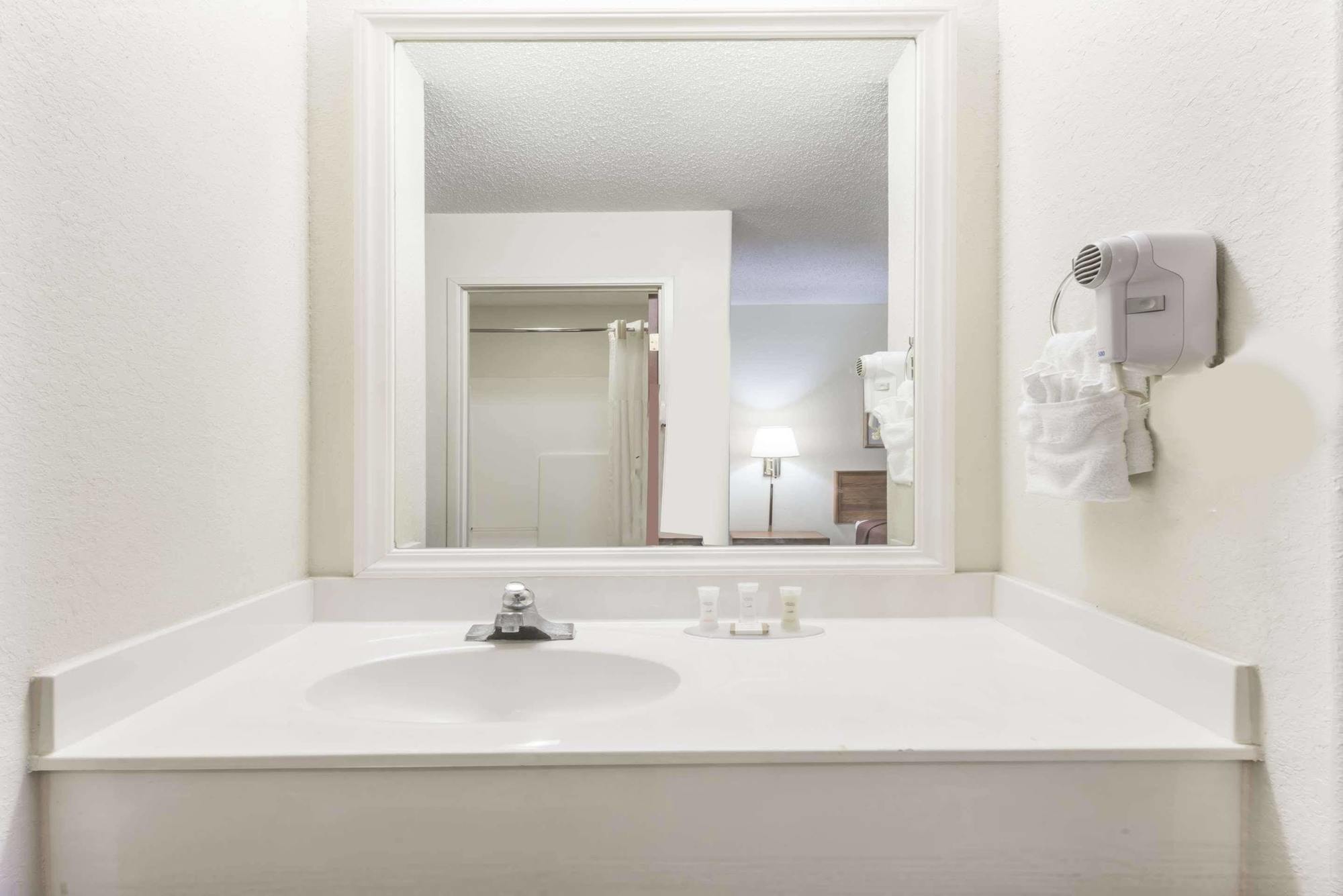 Howard Johnson By Wyndham Iowa La Exteriér fotografie