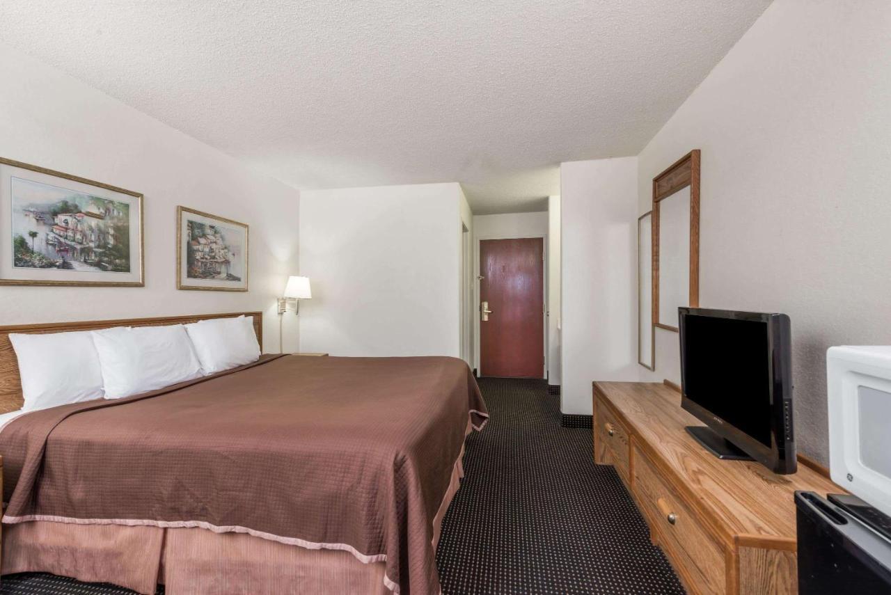 Howard Johnson By Wyndham Iowa La Exteriér fotografie