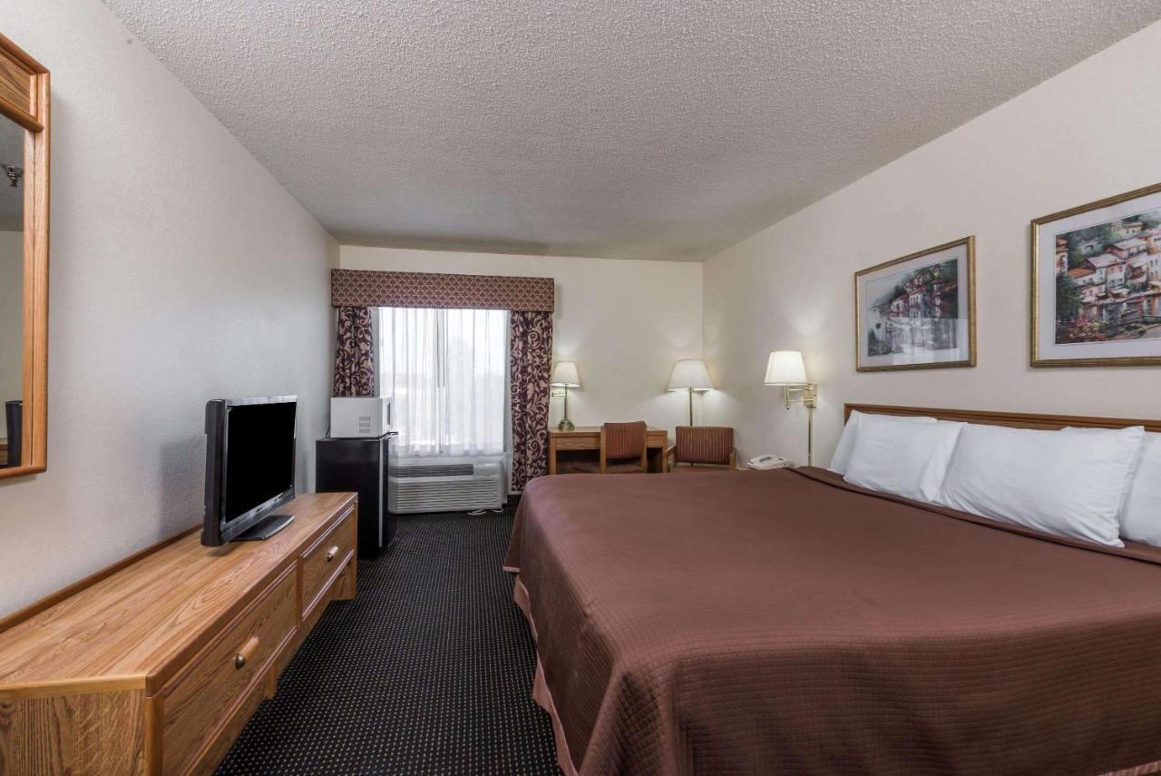 Howard Johnson By Wyndham Iowa La Exteriér fotografie