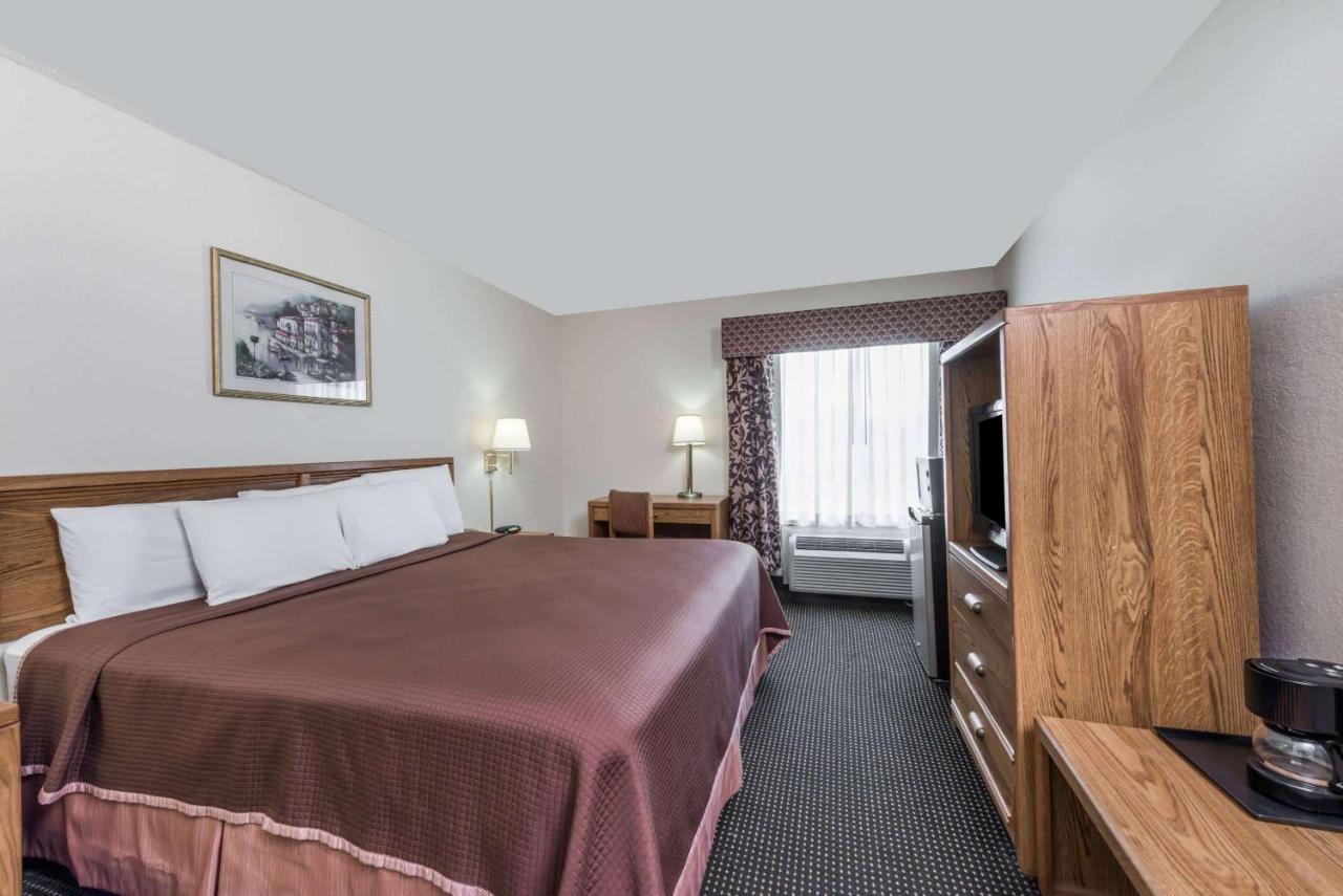 Howard Johnson By Wyndham Iowa La Exteriér fotografie
